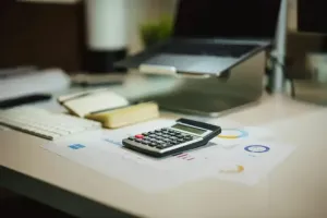 Finansowanie zakupów B2B: porównanie metod ratalnych i odroczonych płatności