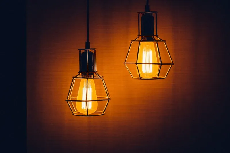 Lampy podłogowe z pałąkiem, oświetlenie bezprzewodowe i wiele innych… - trendy oświetleniowe na 2023 rok!