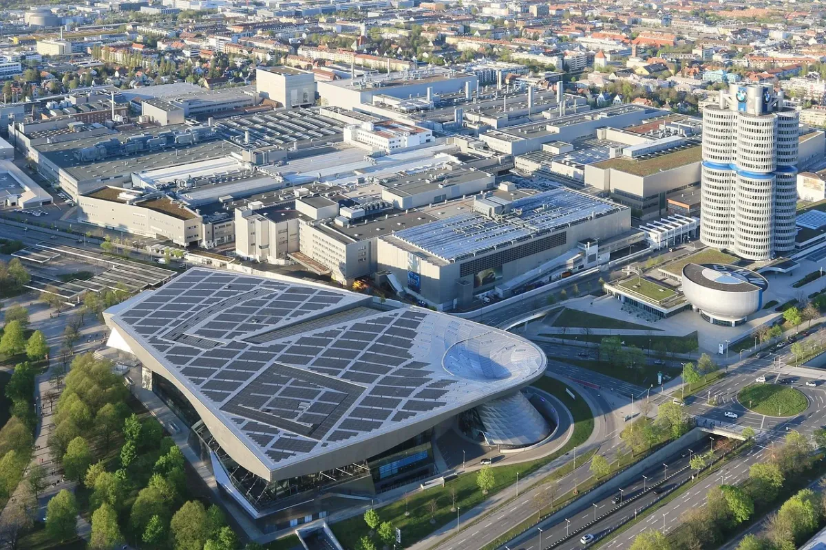 Nowoczesna hala produkcyjna BMW, ilustrująca procesy technologiczne opisywane w poradniku muzealnym.