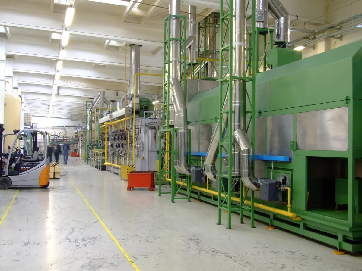 Automatyczna linia produkcyjna w nowoczesnej fabryce, prezentująca proces wytwarzania produktów.